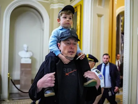 Elon Musk xác nhận bạn gái