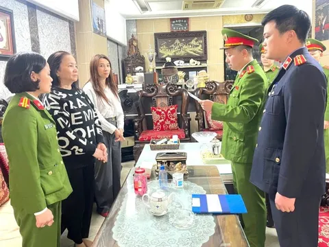 Ảnh: Khám xét nơi ở và nơi làm việc của vợ chồng chủ tiệm vàng Nguyễn Hữu Bình