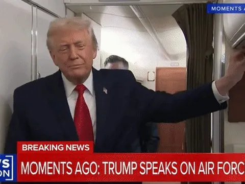 Ông Trump bị cửa nhà vệ sinh va vào người trên chuyên cơ Air Force One