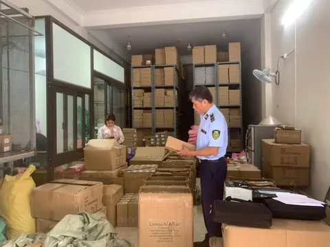 Công an Hà Nội ập vào một ngôi nhà trên phố Hoàng Công Chất