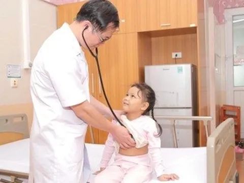 Căn bệnh mạn tính khiến bé 7 tuổi sốt dai dẳng