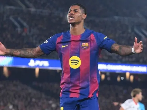 Rashford giúp Barca lội ngược dòng ở Champions League