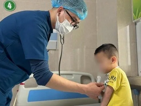 Cháu bé 3 tuổi uống nhầm dầu hỏa được cứu sống sau 6 tháng nằm viện