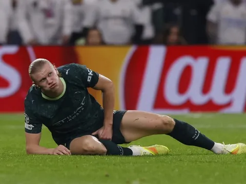 Haaland bị sút vào chỗ nhạy cảm