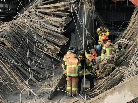 Công trình thư viện bất ngờ đổ sập, 1 người chết, 3 người mắc kẹt