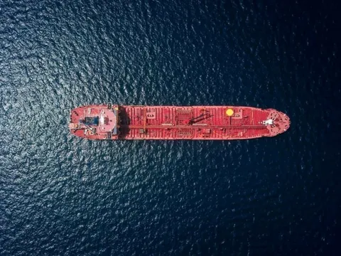 Khổ như dầu Nga: Tàu 'mắc cạn' ngoài khơi suốt hơn chục tuần, không ai dám mua hàng