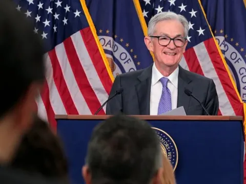 Fed phát tín hiệu hãm phanh cắt giảm lãi suất, vì sao thị trường chứng khoán vẫn tăng điểm?