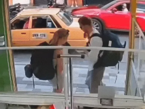 Thanh niên bị chỉ trích khắp MXH vì bỏ mặc cô gái khi gặp cướp