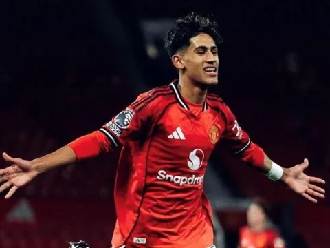 Thần đồng 15 tuổi của MU lập kỷ lục ở Old Trafford