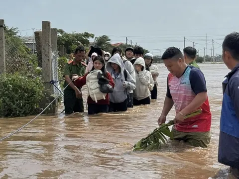 Phan Rang mưa trắng trời, lũ 'nuốt chửng' đường phố