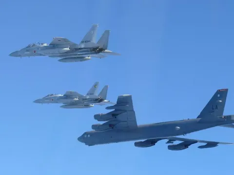 Mỹ điều pháo đài bay B-52 bay qua biển Nhật Bản sau cuộc tập trận Trung - Nga