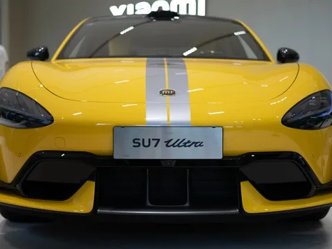 Xiaomi SU7 lao xuống hồ khi đang tự động đỗ xe