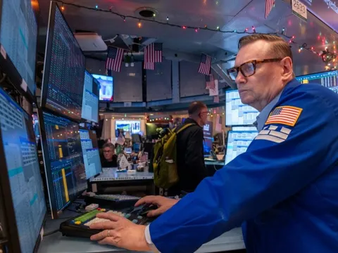 Chứng khoán Mỹ lập đỉnh sau khi Fed hạ lãi suất và 'con chim hoàng yến trong mỏ than'