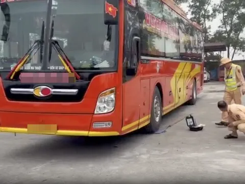 Xe khách chở quá tải trọng hơn 200% trên cao tốc