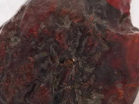 Nhặt hòn đá dưới suối về chặn cửa suốt mấy thập kỷ, chuyên gia vừa xem đã nói là kho báu gần 29 tỷ đồng