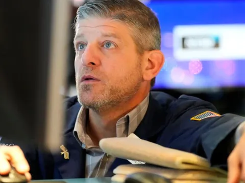 Nợ 100 tỷ USD, chỉ báo vỡ nợ bất ngờ tăng vọt, cổ phiếu rớt 13% chỉ trong một phiên: Chuyện gì đang xảy ra với công ty AI 'hot' nhất nhì thế giới?