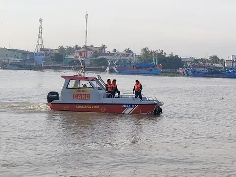 Ca nô tông đò ngang trên sông Tiền, người lái đò rơi xuống sông mất tích