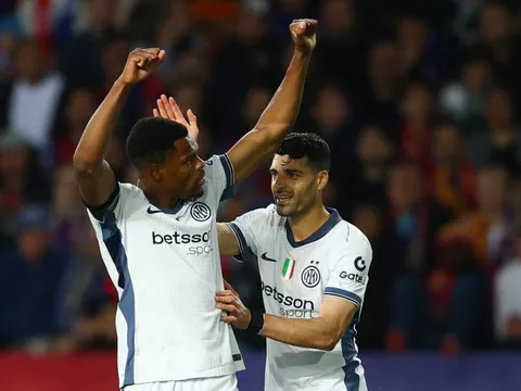 Giá Dumfries gây sốc, MU không thể làm ngơ