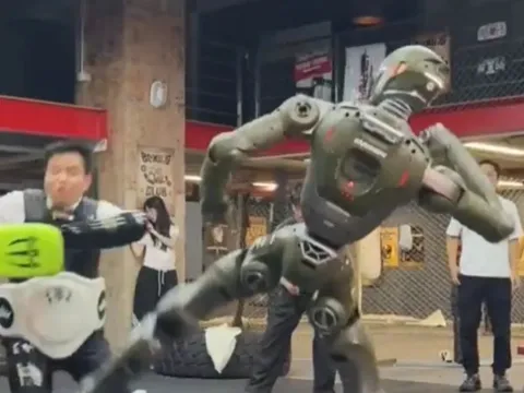 CEO Trung Quốc hứng cú đá mạnh từ robot để chứng minh không kỹ xảo