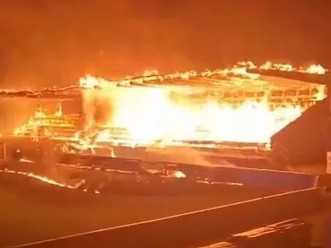 Cổ động viên đốt sân sau khi CLB xuống hạng