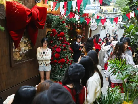 Những góc sống ảo Giáng sinh 2025 gây sốt ở TP.HCM, Hà Nội