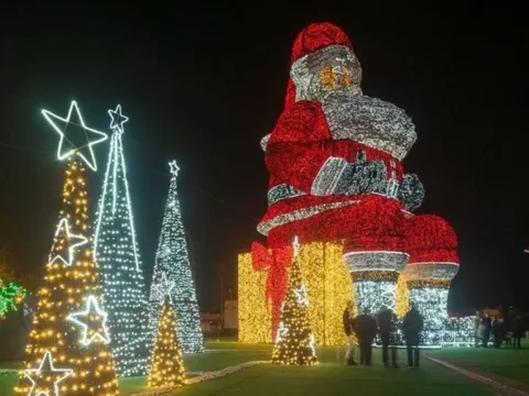 Ông già Noel lớn nhất thế giới, cao bằng tòa nhà 7 tầng