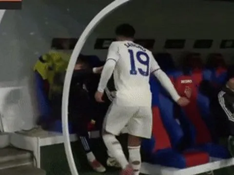 Sancho tỏ thái độ, đập tay vào ghế