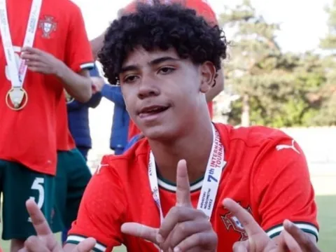 Cơ bắp ấn tượng của con trai Ronaldo