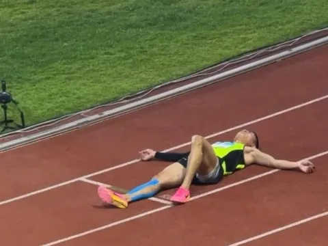 Hình ảnh VĐV Việt Nam nằm gục trên đường chạy SEA Games 33