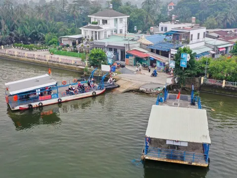 Phà Bình Quới chạy lại, người dân 'thở phào' vì né được điểm kẹt xe