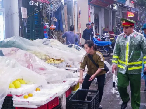 Công an Hà Nội đội mưa đồng loạt ra quân giành lại vỉa hè, lòng đường