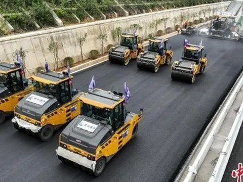 Kỳ tích xây dựng tại Trung Quốc: Rải 8.000 tấn nhựa đường, hoàn thiện tuyến cao tốc huyết mạch chỉ trong 6 giờ