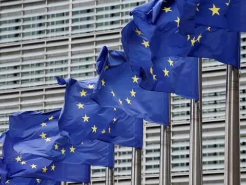 EU thống nhất đóng băng vô thời hạn tài sản Nga, 'nhấc bỏ' tảng đá ngáng đường Ukraine