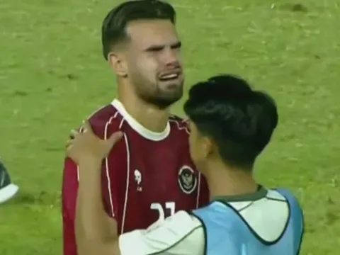 Cầu thủ U22 Indonesia khóc nức nở