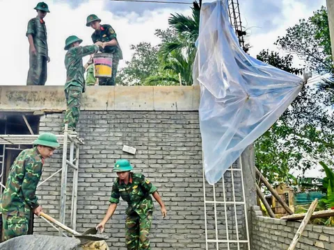 Đồng loạt nhà vùng lũ cho dân được rút ngắn thời gian thi công, bộ đội làm việc không kể ngày đêm