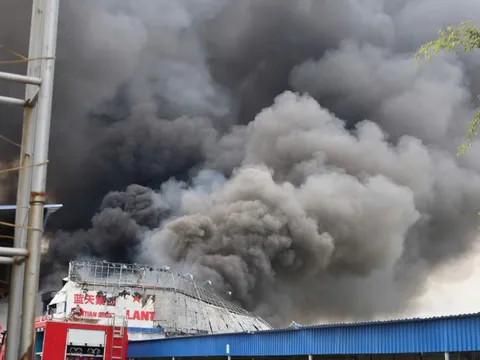 Hiện trường vụ cháy công ty da giày Hải Phòng, hàng chục người vẫn đang cứu hỏa