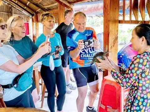 Để du khách bạo tay chi tiền