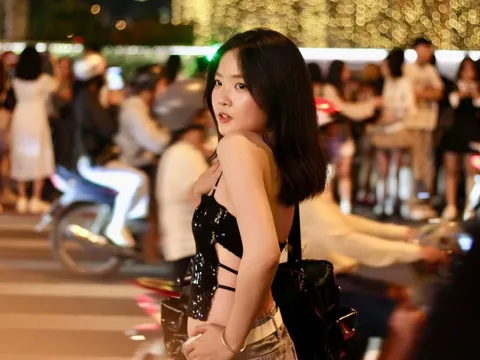 '1 m2 có 10 girl phố, boy phố' trước Nhà thờ Đức Bà TP.HCM