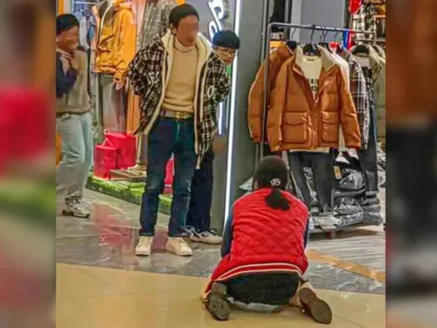 Chồng Trung Quốc bắt vợ quỳ gối, van xin mua quần áo gây phẫn nộ