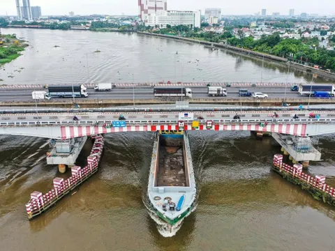 Đội 'thần đèn' hoàn tất nhấc cầu Bình Phước 1 nặng 9.000 tấn lên thêm 1,25m