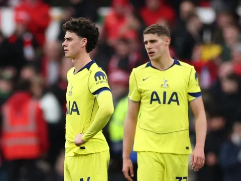 Tottenham thua tan nát