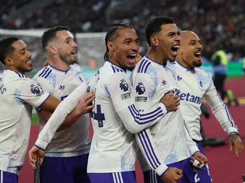 Aston Villa làm nên lịch sử tại Premier League