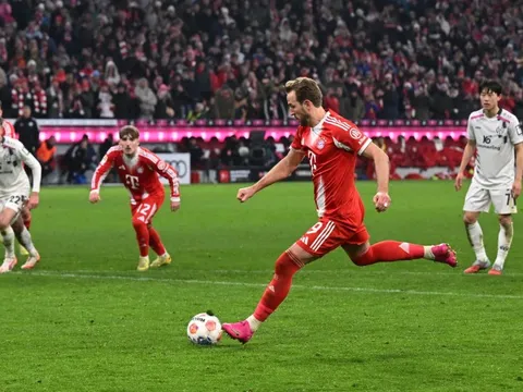 Kane lại cứu Bayern, chạm cột mốc lịch sử