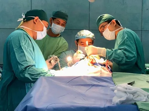 Phát hiện đầu méo, bé 4 tháng tuổi được can thiệp dị tật sọ não kịp thời