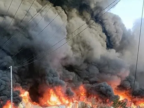 Cột khói cao ngút bốc lên từ 1 công ty ở phường Tân Hiệp, TPHCM