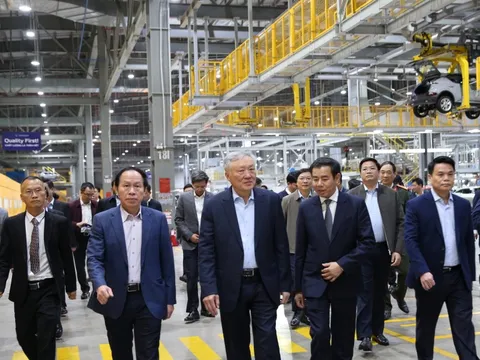 Thăm nhà máy VinFast, Phó Thủ tướng chỉ ra hướng đi đúng của Tập đoàn tỷ phú Phạm Nhật Vượng