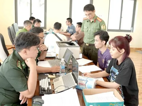 Hàng chục người bỏ chạy từ nhà ăn của công ty, kết thúc chuỗi ngày sống trong "địa ngục"