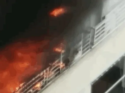 VIDEO: Ngọn lửa bốc ra ngùn ngụt từ căn hộ trên tầng 12 của chung cư