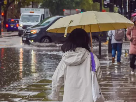Anh ban hành cảnh báo “nguy hiểm đến tính mạng” do mưa lớn gây lũ lụt