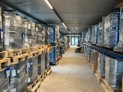 Phát hiện căn hầm chứa hàng trăm thùng phi lớn đựng hơn 300 tấn ‘kho báu’ cả thế giới thèm khát, tường dày cả gang, cửa nặng 4 tấn, camera an ninh hoạt động 24/7, nội bất xuất ngoại bất nhập